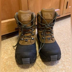 Men’s size 9 north face winter boots